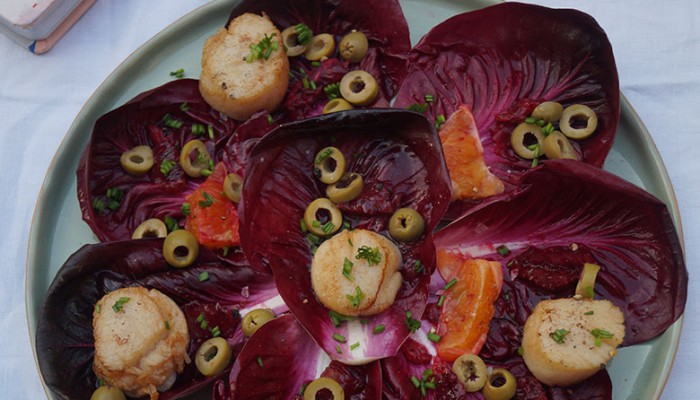 Salade van roodlof, bloedsinaasappel en sint-jakobsschelpen